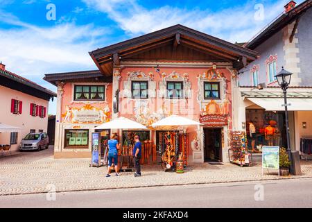 Oberammergau, Deutschland - 03. Juli 2021: Schönheithäuser mit Luftlmalerei bayern Kunstform der Hausfassadenmalerei in Oberammergau Stadt in Bayern, Germa Stockfoto