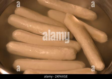 Gekochte Würstchen im Wasser bereit zum Frühstück. Übrig bleiben andere Rezepte. Stockfoto