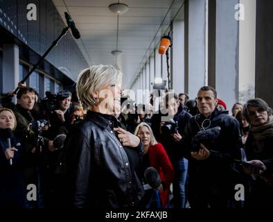 BADHOEVEDORP - die Verwandte Ria van der Steen reagiert nach dem Urteil in dem umfangreichen Strafverfahren über den Abschuss von Flug MH17 vor dem Justizkomplex Schiphol. Vier Männer werden wegen der Beteiligung an der Katastrophe, bei der alle Insassen getötet wurden, angeklagt. ANP SEM VAN DER WAL niederlande Out - belgien Out Stockfoto