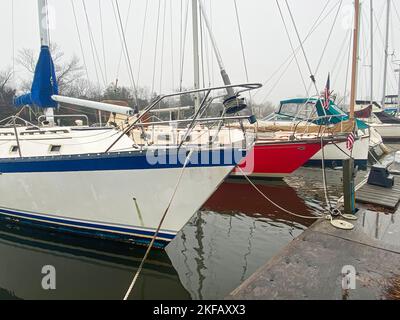 Boote, die im Dorf Babylon vertäut sind, das Boot rutscht an einem nebligen Wintermorgen. Stockfoto