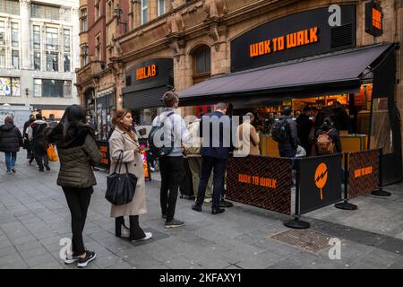 London, Großbritannien. 17. November 2022. Stellen Sie sich im West End zum Mittagessen an, und die Einzelhändler hoffen auf eine Umsatzsteigerung. Bundeskanzler Jeremy Hunt präsentierte heute seine Herbsterklärung im Unterhaus, in der er einen £‘55bn-Stabilitätsplan“ ankündigte, der aus Kürzungen der Staatsausgaben und Steuererhöhungen hervorgehen soll und 2024 in Kraft treten wird, wenn man hofft, dass die Wirtschaft aus der Rezession herauskommt und die Inflation sich gegenüber der Rezession verringert hat Aktueller Stand von 11,1 %. Das Amt für Haushaltsverantwortung hat prognostiziert, dass die britische Wirtschaft im nächsten Jahr um 1,4 % schrumpfen wird, wobei der Lebensstandard seit Beginn der Aufzeichnungen am stärksten gesunken ist. Kredit: Schritt Stockfoto