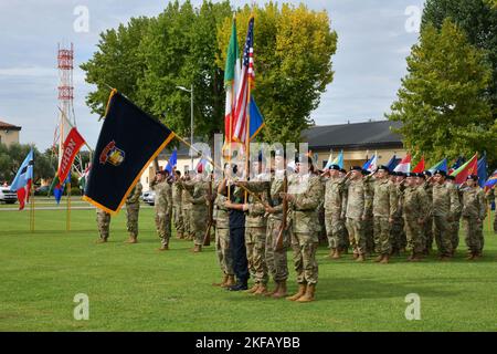 Die Soldaten der US Army Southern European Task Force, Africa (SETAF-AF) grüßen während des Auftritts der italienischen und amerikanischen Nationalhymnen beim Wechsel der Verantwortung in Caserma Ederle in Vicenza, Italien, 1. September 2022. Commando Sergeant Major Reese W. Teakell übernahm die Verantwortung von Commando Sergeant Major Charles W. Gregory, Jr., dem scheidenden Commando Sergeant Major. StrongTogether,TrainingDoneRight,USAGItalien,USAREUR-AF,USArmy,WeareNATO, Stockfoto