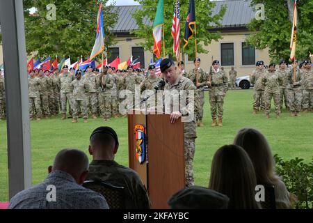 Kommandofeldwebel, Major Reese W. Teakell, Incoming Command Sgt. Major, spricht während der Zeremonie der Southern European Task Force der US Army, Africa Change of Responsibility, am 1. September 2022 in Caserma Ederle in Vicenza, Italien. StrongTogether,TrainingDoneRight,USAGItalien,USAREUR-AF,USArmy,WeareNATO, Stockfoto
