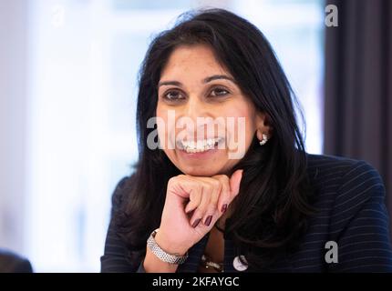 Eltville, Deutschland. 17.. November 2022. Suella Braverman, Innenministerin des Vereinigten Königreichs, sitzt während bilateraler Gespräche mit Bundesinnenministerin Faeser (SPD). Beim Treffen G7 in Eltville tauschen sich die Innenminister über die gemeinsamen Werte von Demokratie, Rechtsstaatlichkeit und Menschenrechten sowie sozialer Gerechtigkeit, Gleichheit und inklusive Digitalisierung aus. Quelle: Boris Roessler/dpa-Pool/dpa/Alamy Live News Stockfoto