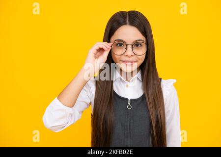 Glückliches Mädchengesicht, positive und lächelnde Emotionen. Glückliches Gesicht, positive und lächelnde Emotionen von Teenager-Mädchen. Teenager Kind mit schlechten Sehvermögen tragen Stockfoto