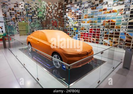 München, Deutschland - 08. Juli 2021: BMW 3er G20 Serie Tonmodell im BMW Museum. Es ist ein Automobilmuseum der BMW-Geschichte, das sich in der Nähe des Olympiaparks i befindet Stockfoto