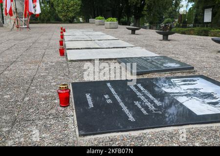 Soldaten, die dem Kavallerie-Regiment 1-12 zugewiesen wurden, 3. Panzerbrigade Combat Team, 1. Kavallerie-Division, nahmen an einer Zeremonie des Gedenkkranzes für den Zweiten Weltkrieg auf dem Friedhof Drawsko Pomorskie in Drawsko Pomorskie, Polen, am 1. September 2022 teil. Die Teilnahme an Veranstaltungen wie diesen fördert die Partnerschaft zwischen US-amerikanischen und polnischen Streitkräften und der Zivilbevölkerung. 1. Kavallerie-Division, 3ABCT, GREYWOLF, Polen, Zeremonie, Partnerschaft, Stockfoto