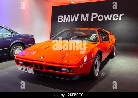 München, 08. Juli 2021: BMW M1 und M635CSi werden im BMW Museum, einem Automobilmuseum zur Geschichte von BMW, in der Nähe des Olympiaparks in München, ausgestellt Stockfoto