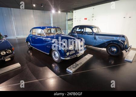 München, 08. Juli 2021: BMW 335 1939, BMW 502 1954 und 3,3 Li 1968 im BMW Museum in München Stockfoto