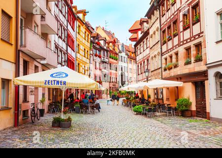 Nürnberg, Deutschland - 09. Juli 2021: Weissgerbergasse mit bunten Holzrahmen- oder Fachwerkhäusern in der Nürnberger Altstadt. Nürnberg ist der seco Stockfoto