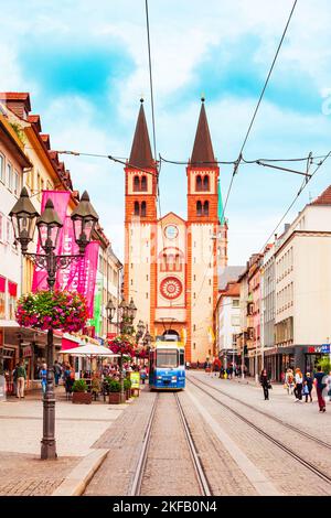 Würzburg, Deutschland - 11. Juli 2021: Straßenbahn in der Nähe des Würzburger Doms in der Würzburger Altstadt in Bayern, Deutschland Stockfoto