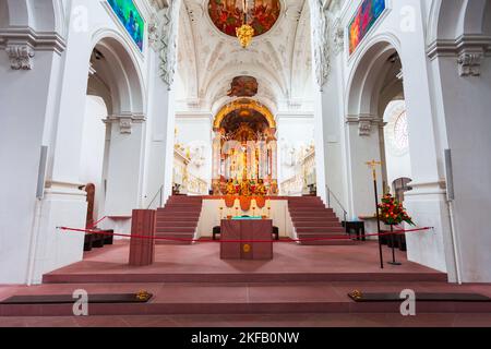 Würzburg, Deutschland - 11. Juli 2021: Neumünster Stiftskirche in der Würzburger Altstadt. Würzburg oder Würzburg ist eine Stadt in der Region Franken Stockfoto