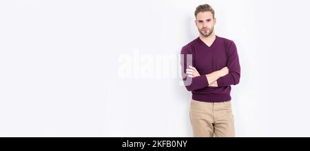 Seien Sie bequem und doch stilvoll. Ein hübscher Mann hält die Arme gekreuzt. Komfort ist unerlässlich. Mann Gesicht Porträt, Banner mit Kopieplatz. Stockfoto