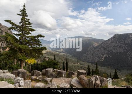 Delphi, Griechenland. 17.. November 2022. Teile der archäologischen Stätte von Delphi, die zum UNESCO-Weltkulturerbe gehört. Auf einer Konferenz anlässlich des 50.. Jahrestages der UNESCO-Welterbekonvention haben Experten in Delphi, Griechenland, die Auswirkungen des Klimawandels auf schutzwürdige Stätten untersucht. Kredit: Socrates Baltagiannis/dpa/Alamy Live Nachrichten Stockfoto