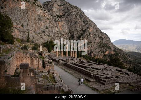 Delphi, Griechenland. 17.. November 2022. Touristen spazieren durch die archäologische Stätte von Delphi, die zum UNESCO-Weltkulturerbe gehört. Auf einer Konferenz anlässlich des 50.. Jahrestages der UNESCO-Welterbekonvention haben Experten in Delphi, Griechenland, die Auswirkungen des Klimawandels auf schutzwürdige Stätten untersucht. Kredit: Socrates Baltagiannis/dpa/Alamy Live Nachrichten Stockfoto