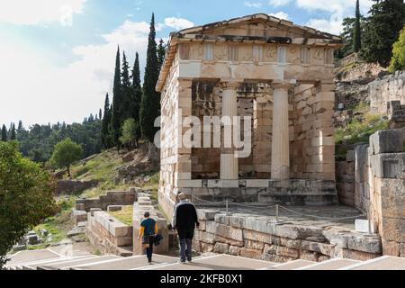 Delphi, Griechenland. 17.. November 2022. Touristen spazieren durch die archäologische Stätte von Delphi, die zum UNESCO-Weltkulturerbe gehört. Auf einer Konferenz anlässlich des 50.. Jahrestages der UNESCO-Welterbekonvention haben Experten in Delphi, Griechenland, die Auswirkungen des Klimawandels auf schutzwürdige Stätten untersucht. Kredit: Socrates Baltagiannis/dpa/Alamy Live Nachrichten Stockfoto