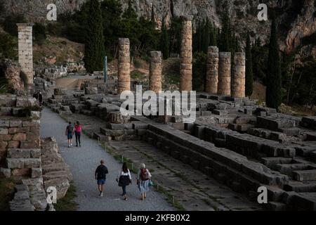 Delphi, Griechenland. 17.. November 2022. Touristen spazieren durch die archäologische Stätte von Delphi, die zum UNESCO-Weltkulturerbe gehört. Auf einer Konferenz anlässlich des 50.. Jahrestages der UNESCO-Welterbekonvention haben Experten in Delphi, Griechenland, die Auswirkungen des Klimawandels auf schutzwürdige Stätten untersucht. Kredit: Socrates Baltagiannis/dpa/Alamy Live Nachrichten Stockfoto