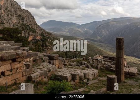 Delphi, Griechenland. 17.. November 2022. Teile der archäologischen Stätte von Delphi, die zum UNESCO-Weltkulturerbe gehört. Auf einer Konferenz anlässlich des 50.. Jahrestages der UNESCO-Welterbekonvention haben Experten in Delphi, Griechenland, die Auswirkungen des Klimawandels auf schutzwürdige Stätten untersucht. Kredit: Socrates Baltagiannis/dpa/Alamy Live Nachrichten Stockfoto