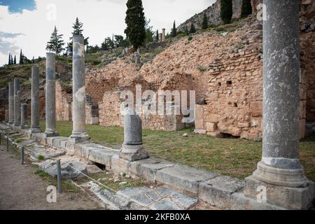 Delphi, Griechenland. 17.. November 2022. Teile der archäologischen Stätte von Delphi, die zum UNESCO-Weltkulturerbe gehört. Auf einer Konferenz anlässlich des 50.. Jahrestages der UNESCO-Welterbekonvention haben Experten in Delphi, Griechenland, die Auswirkungen des Klimawandels auf schutzwürdige Stätten untersucht. Kredit: Socrates Baltagiannis/dpa/Alamy Live Nachrichten Stockfoto