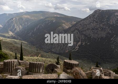 Delphi, Griechenland. 17.. November 2022. Teile der archäologischen Stätte von Delphi, die zum UNESCO-Weltkulturerbe gehört. Auf einer Konferenz anlässlich des 50.. Jahrestages der UNESCO-Welterbekonvention haben Experten in Delphi, Griechenland, die Auswirkungen des Klimawandels auf schutzwürdige Stätten untersucht. Kredit: Socrates Baltagiannis/dpa/Alamy Live Nachrichten Stockfoto