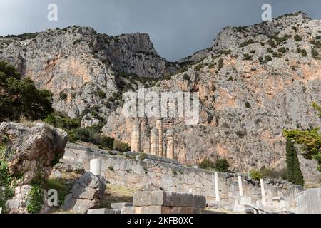 Delphi, Griechenland. 17.. November 2022. Teile der archäologischen Stätte von Delphi, die zum UNESCO-Weltkulturerbe gehört. Auf einer Konferenz anlässlich des 50.. Jahrestages der UNESCO-Welterbekonvention haben Experten in Delphi, Griechenland, die Auswirkungen des Klimawandels auf schutzwürdige Stätten untersucht. Kredit: Socrates Baltagiannis/dpa/Alamy Live Nachrichten Stockfoto