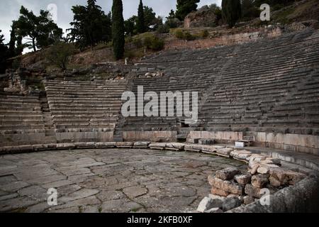 Delphi, Griechenland. 17.. November 2022. Teile der archäologischen Stätte von Delphi, die zum UNESCO-Weltkulturerbe gehört. Auf einer Konferenz anlässlich des 50.. Jahrestages der UNESCO-Welterbekonvention haben Experten in Delphi, Griechenland, die Auswirkungen des Klimawandels auf schutzwürdige Stätten untersucht. Kredit: Socrates Baltagiannis/dpa/Alamy Live Nachrichten Stockfoto