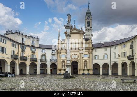 Die schöne Kirche von Annunziata und der Hauptplatz in Venaria reale Stockfoto