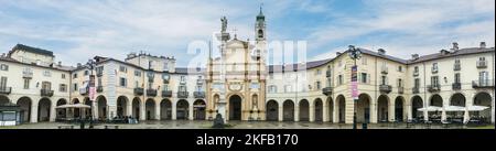 Die schöne Kirche von Annunziata und der Hauptplatz in Venaria reale Stockfoto