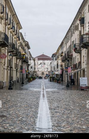 Venaria, Italien - 05-06-2022: Die Hauptstraße von Venaria reale, die zum berühmten Königspalast führt Stockfoto