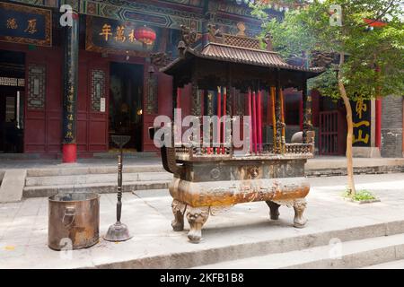 Räucherstäbchen verbrennen in einem gegossenen Metallbrenner im taoistischen Jade Spring Tempel (Yuquan Tempel) am Touristeneingang zum Wanderweg am Fuße des Berges, für einen Spaziergang auf den Huashan Berg/Berg Hua/Berg Hua in der Nähe von Huayin, Weinan, China, 714299. (125) Stockfoto