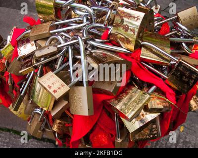 Hunderte von Love Lock / Loves Locks Have US Safe Red Band Andenken Token auf den Geländern des Wanderpfads Huashan Mountain / Mount Hua / Mt Hua nahe Huayin, Weinan, China. (125) Stockfoto