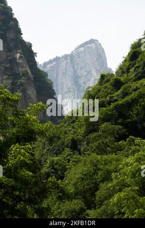 Huashan Yu (Huashan-Schlucht) nach der Abfahrt vom Yuquanyuan-Tempel (Westeingang). Ausblicke und Landschaftsszene vom Wanderweg zu den fünf Gipfeln des Huashan Berges / Mount Hua / Mt Hua nahe Huayin, Weinan, China 714299 (125) Stockfoto