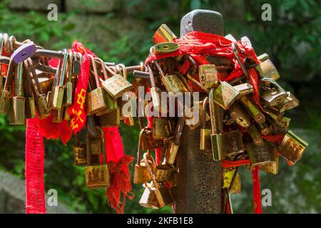 Hunderte von Love Lock / Loves Locks Have US Safe Red Band Andenken Token auf den Geländern des Wanderpfads Huashan Mountain / Mount Hua / Mt Hua nahe Huayin, Weinan, China. (125) Stockfoto