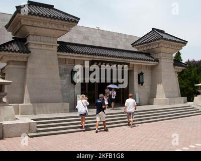 Außenansicht mit Eingangstüren und Steintreppe, die zur Ausstellungshalle führt, die die Grube drei/Grube 3 mit einem Teil der Terrakotta-Armee bedeckt und die Armeen von Qin Shi Huang, dem ersten Kaiser von China, darstellt. XI'an, Shaanxi, China, VR China. (125) Stockfoto