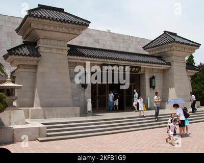 Außenansicht mit Eingangstüren und Steintreppe, die zur Ausstellungshalle führt, die die Grube drei/Grube 3 mit einem Teil der Terrakotta-Armee bedeckt und die Armeen von Qin Shi Huang, dem ersten Kaiser von China, darstellt. XI'an, Shaanxi, China, VR China. (125) Stockfoto
