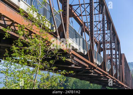 Die ehemalige Eisenbahnbrücke über den Clark Fork River in Bonner County, Idaho, wurde 1920 vor über einem Jahrhundert erbaut und ist 996 Meter lang, eine technische Meisterleistung. Stockfoto