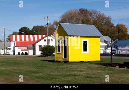 Red Caboose Wahrzeichen in Nassawadox, auf dem Gelände der ehemaligen Eisenbahnlinie, in der Nähe der Northampton Lumbar Co, Stockfoto