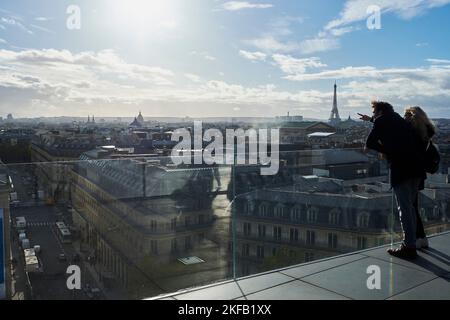 Paris, Ile de France, FRANKREICH. 17.. November 2022. Ein Paar blickt vom Dach der Galerie Lafayette über die Stadt Paris mit dem Eiffelturm im Hintergrund. (Bild: © Remon Haazen/ZUMA Press Wire) Stockfoto