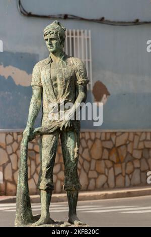 CARTAGENA, SPANIEN - 20. SEPTEMBER 2022 Denkmal zu Ehren der Fischer und ihres Berufs, eine lebensgroße Bronzestatue Stockfoto