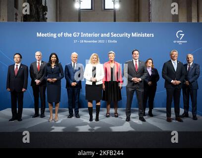 17. November 2022, Hessen, Eltville: Bundesinnenministerin Nancy Faeser (SPD, 5. v.l.) unter ihren Amtskollegen auf dem Familienfoto. Yoshimi Ogata, stellvertretender Leiter der Nationalen Polizeibehörde Japans, (von links), Jürgen Stock, Generalsekretär von Interpol, Suella Braverman, Innenministerin Großbritanniens, Matteo Piantedosi, Innenminister Italiens, Ylva Johansson, EU-Kommissarin für Inneres, Marco Mendicino, Ministerin für öffentliche Sicherheit Kanadas, Sonia Backes, Staatssekretärin im Innenministerium Frankreichs, stellvertretender Sekretär John K. Tien Stockfoto