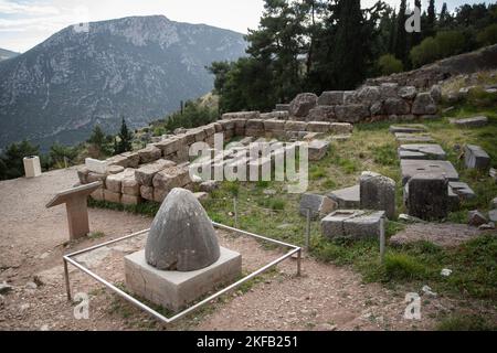 Delphi, Griechenland. 17.. November 2022. Die Hexe Omphals zeigt das Zentrum der Welt in der archäologischen Stätte von Delphi, die zum UNESCO-Weltkulturerbe gehört. Kredit: Socrates Baltagiannis/dpa/Alamy Live Nachrichten Stockfoto