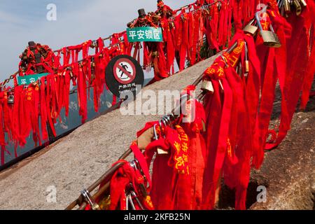 Hunderte von Love Lock / Loves Locks Have US Safe Red Band Andenken Token auf den Geländern des Wanderpfads Huashan Mountain / Mount Hua / Mt Hua nahe Huayin, Weinan, China. (125) Stockfoto