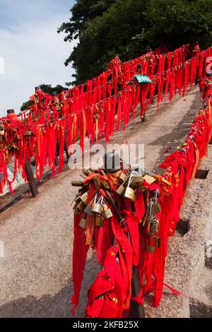 Hunderte von Love Lock / Loves Locks Have US Safe Red Band Andenken Token auf den Geländern des Wanderpfads Huashan Mountain / Mount Hua / Mt Hua nahe Huayin, Weinan, China. (125) Stockfoto