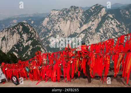 Hunderte von Love Lock / Loves Locks Have US Safe Red Band Andenken Token auf den Geländern des Wanderpfads Huashan Mountain / Mount Hua / Mt Hua nahe Huayin, Weinan, China. (125) Stockfoto