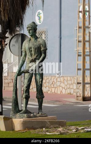 CARTAGENA, SPANIEN - 20. SEPTEMBER 2022 Denkmal zu Ehren der Fischer und ihres Berufs, eine lebensgroße Bronzestatue Stockfoto