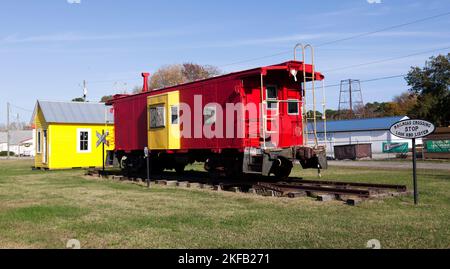 Red Caboose Wahrzeichen in Nassawadox, auf dem Gelände der ehemaligen Eisenbahnlinie, in der Nähe der Northampton Lumbar Co, Stockfoto