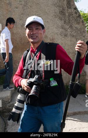 Professioneller Fotograf oder begeisterter Amateur mit Pro-Kamera und Objektiven, der Stockbilder aufnimmt und auf dem Huashan-Berg / Mount Hua / Mt Hua nahe Huayin, Weinan, China, 714299 arbeitet. (125) Stockfoto