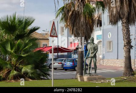 CARTAGENA, SPANIEN - 20. SEPTEMBER 2022 Denkmal zu Ehren der Fischer und ihres Berufs, eine lebensgroße Bronzestatue Stockfoto