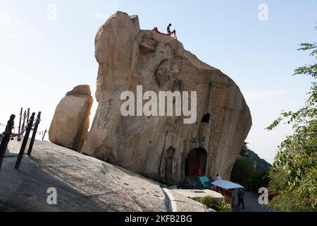 Ein heiliger Felsvorsprung in einer Landschaft, die vom Wanderweg bis zum Gipfel des Huashan Berges 5 / Mount Hua / Mt Hua bei Huayin, Weinan, China, zu sehen ist. VR CHINA. 714299 (125) Stockfoto