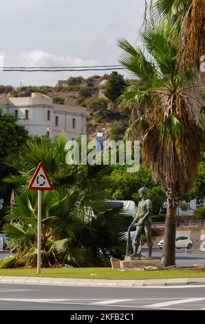 CARTAGENA, SPANIEN - 20. SEPTEMBER 2022 Denkmal zu Ehren der Fischer und ihres Berufs, eine lebensgroße Bronzestatue Stockfoto